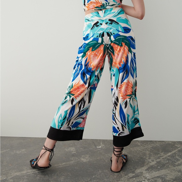 Zara Pants & Jumpsuits Zara Floral Cropped Pants Poshmark